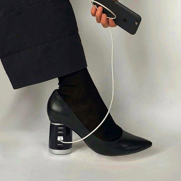 11. Nicole Mclaughlin imzalı telefonunuzu şarj edebileceğiniz bir topuklu ayakkabı: