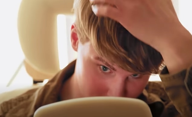Bunu konuşmaya gittiği doktoru, Toby'nin Bieber'a tam dönüşümünden önce bir psikiyatristle konuşmasını ve bu dönüşüme dair duygularından emin olmasını tavsiye ediyor.