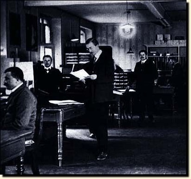 Ayrıca Einstein'ın gençken bir süre de olsa patent ofisinde çalıştığı herkesin malumudur. Orada gördükleri mi ilham oldu bilinmez kendisi 50'ye yakın tasarımın patentini alır.