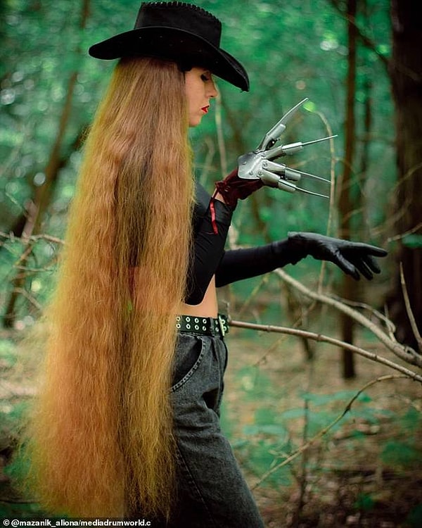 «Я объясняю им, что любые волосы могут быть красивыми - прямые, вьющиеся, пушистые, длинные или короткие, густые или редкие».