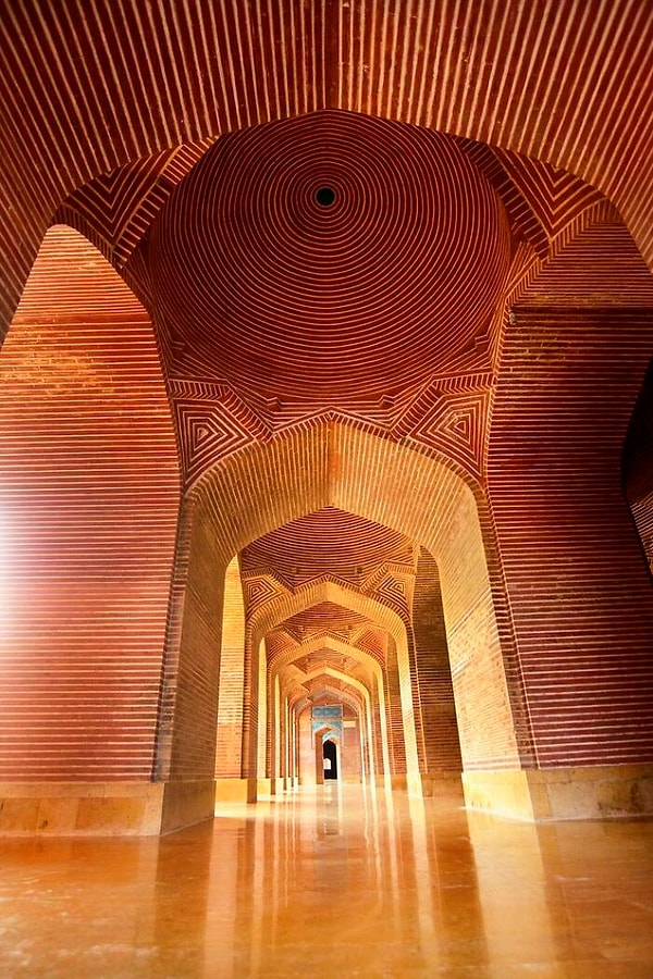 7. Мечеть Шах-Джахан XVII века в Пакистане, известная своей геометрической кирпичной кладкой