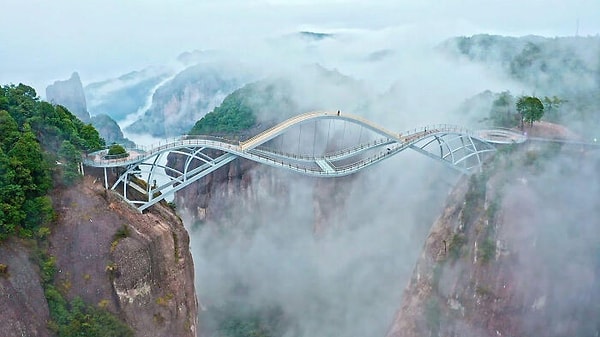 16. 140-метровый мост Жуйи в Китае