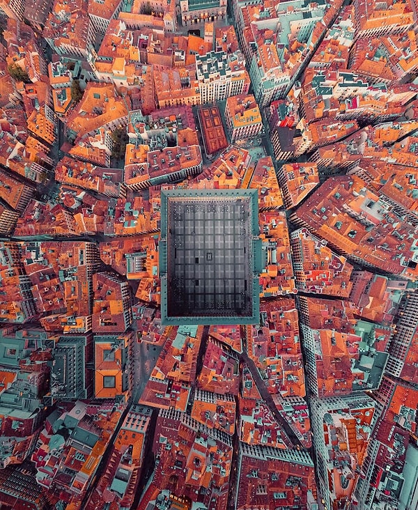 20. Построенный в 15 веке, Plaza Mayor является крупным общественным пространством в самом сердце Мадрида, столицы Испании.