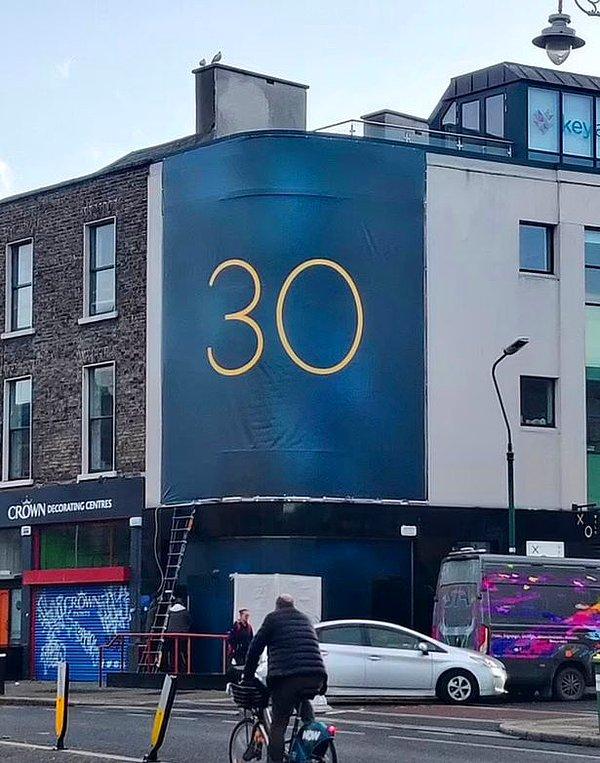 Birkaç gün önce dünyanın çeşitli yerlerinde aynı anda görülen gizemli "30" reklam panoları, Adele'in yeni albümü olarak yorumlandı.