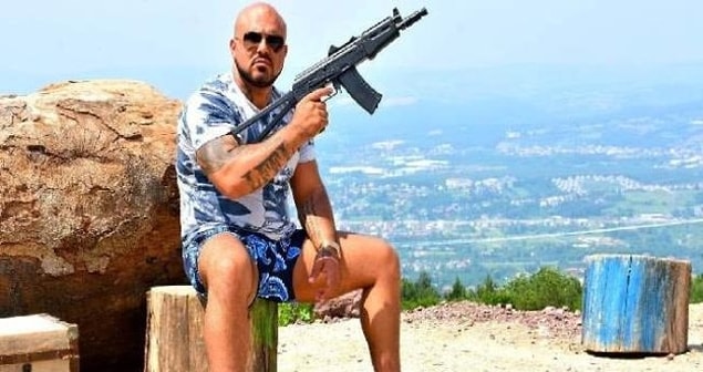 Sanger Ahmedi’nin sosyal medya hesaplarında çok sayıda tabanca ve uzun namlulu silahlar ile fotoğraflar paylaşmıştı.
