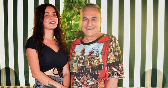 Ece Ronay ve Mehmet Ali Erbil bir klip çekiminde bir araya gelmişti. Ancak daha sonra Ronay, Erbil'in kendisini taciz ettiğini iddia ederek ilgili mesajları ifşa etmişti.