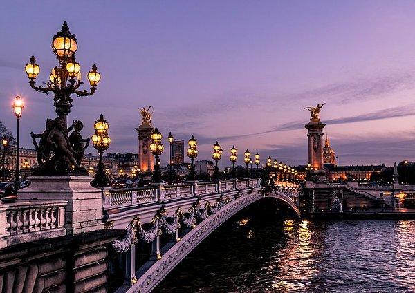 Eyfel Kulesi, Disneyland, Louvre Müzesi gibi ünlü turist noktasına sahip olan Paris, sadece birbirinden güzel sokakları ve muhteşem manzaralarıyla sizlere unutulmayacak bir deneyim sunuyor.