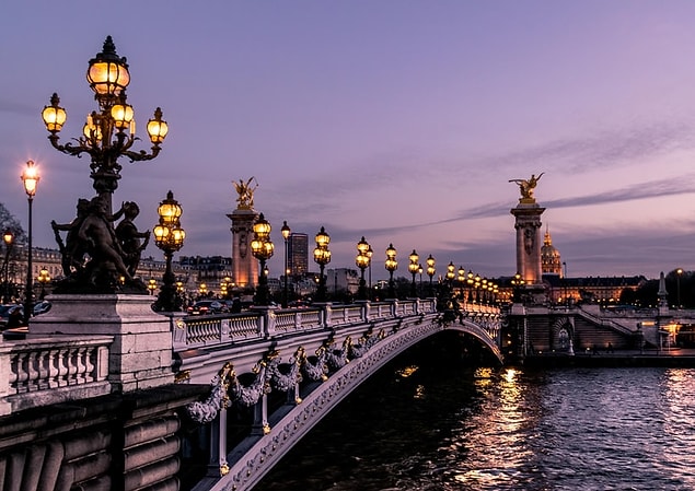 Eyfel Kulesi, Disneyland, Louvre Müzesi gibi ünlü turist noktasına sahip olan Paris, sadece birbirinden güzel sokakları ve muhteşem manzaralarıyla sizlere unutulmayacak bir deneyim sunuyor.
