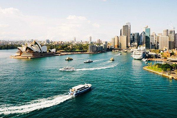 Modern stili, zengin kültür ve tarihi ile turistlerin gözde şehirlerinden biri olan Sidney, milli parkları ve geniş sahilleri ile seyahat severlerin heyecan verici duraklarından biri.