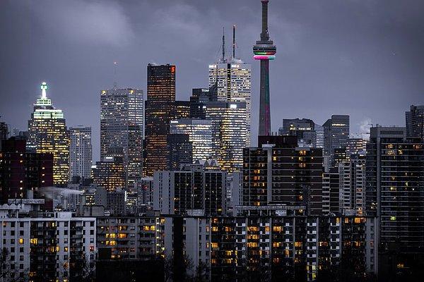 Çok kültürlülüğü içinde barındıran bir şehri olan Toronto, şehre has bina ve kuleleri ile ziyaretçilerini büyülüyor.