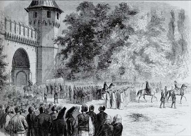 Babasının Patrona Halil İsyanıyla birlikte tahttan indirilişine kadar refah seviyesi yüksek bir hayat süren Sultan, amcalarının tahta geçmesiyle birlikte Topkapı Sarayı'na hapse atıldı ve bu süreç 27 yıl sürdü.