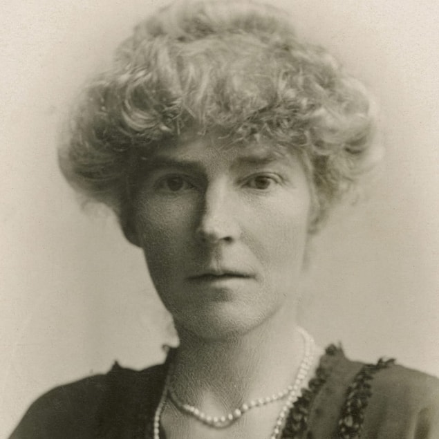 İngiliz casus Gertrude Margaret Bell, 1868'in sıcak bir temmuz gecesinde Durham kentinin ayrıcalıklı bir ailesinin çocuğu olarak dünyaya geldi. Ancak henüz üç yaşındayken annesinin vefat etmesi sonrası hayatı tümden değişecekti.