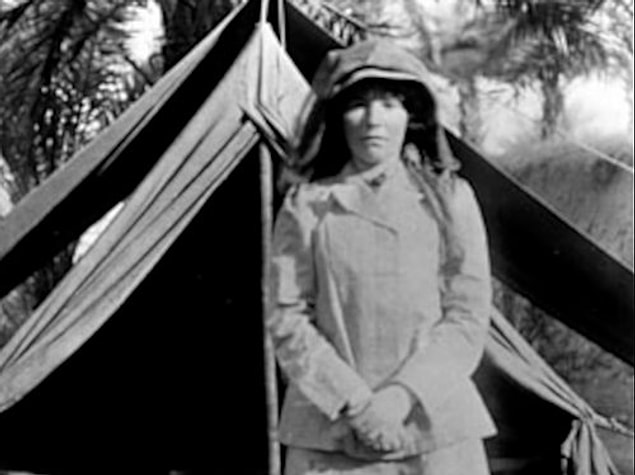 Mezuniyeti sonrası kendisini yollara atan Bell, önce Avrupa, peşi sıra Orta Doğu'ya gitti. 1897-1903 yılları arasında iki kez dünya turuna çıkarken Kudüs ziyareti sonrası Arap dünyasına karşı büyük bir ilgi duymaya başladı.