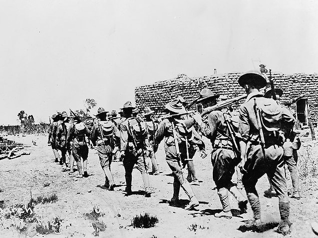 I. Dünya Savaşı patlak verdiğinde İngiliz hükümeti, Bell'in Arap dünyasındaki nüfuzundan faydalanmak isteyince ajanlık dünyasına resmi olarak giriş yaptı. Görevi Arapları Osmanlıya karşı kışkırtarak ayaklanma başlatılmasına yol açmaktı.