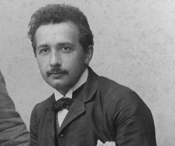 İlanda kısaca "Öğretmen diplomalı fizikçiden matematik ve fizik dersi verilir." yazar Einstein, hatta ilk dersi de deneme olarak sayar yani ücretsizdir. Ve ilk başvuru gelir...