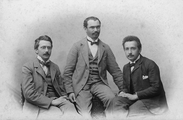 İkilinin görüşmeleri sürerken bir gün Solovine, büyük yazarların eserlerini okuyup tartışmayı önerir ve Einstein hevesle kabul eder. Birkaç hafta sonra da Einstein'ın matematikçi arkadaşı...