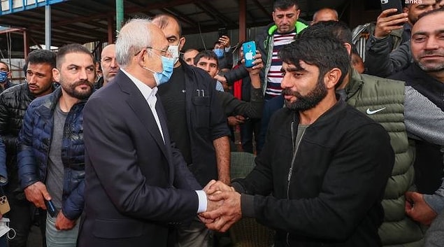 Dün Kemal Kılıçdaroğlu atık kağıt toplayarak geçimini sağlayan işçilerle bir araya geldi ve onların sorunlarını dinledi.