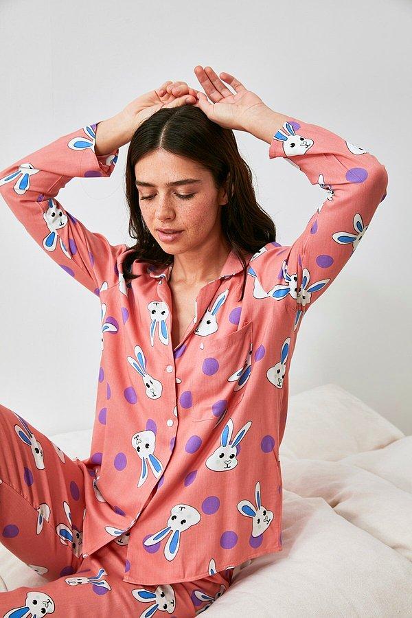 5. Akşam eve gittiğinizde üstünüze giyip sabaha kadar takılabileceğiniz pembiş tavşanlı pijama takımı.🐰