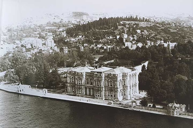 İmparatoriçenin Süveyş Kanalı'nın açılışı için Mısır'a gitmeden önce İstanbul'a uğramaya karar verdiğini duyar duymaz hazırlıkları yapan Abdülaziz, misafiri için Beylerbeyi Sarayı'nı hazırlatmış, her türlü detayı bizzat kendisi ayarlamıştı.