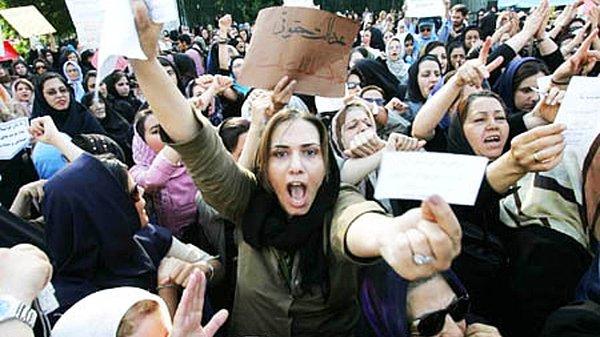 Dünya çapında çok daha farklı gündemler konuşulurken İranlı kadınların hala temel özgürlükleri için mücadele ediyor olmaları çok üzücü...