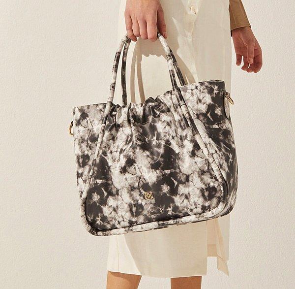 Batik desenli Desa çanta modeli ile eğlenceli kombinler oluşturun. 🤗