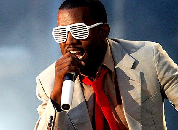 6. Kanye West'in panjurlu plastik gözlükleri bir ara her yerdeydi.