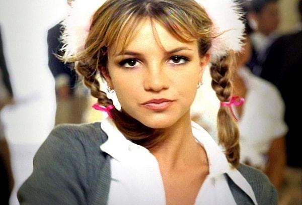 9. Britney Spears çıkış yaptığında hem klibi olay olmuş, hem de kullandığı tüylü tokalar büyük bir trende dönüşmüştü.