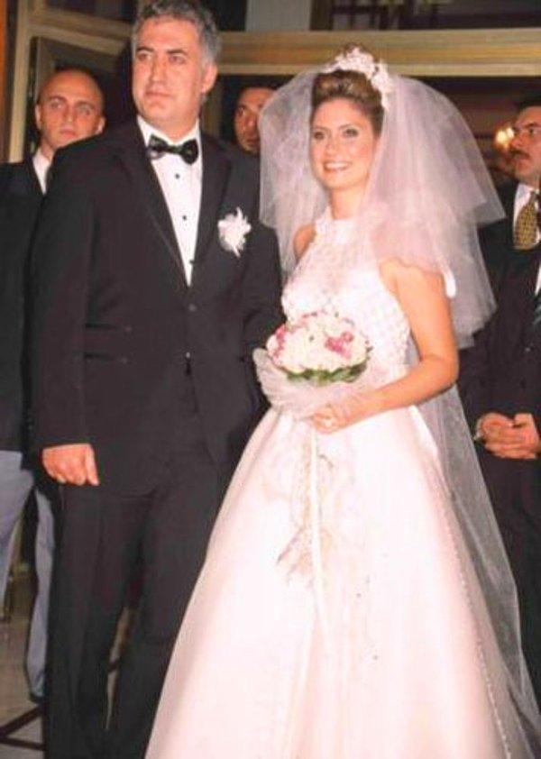 2002 yılında 10 yıllık birliktelik artık resmiyete dönüştü ve çiftimiz evlendiler. Açıkçası kirli magazin basınının temiz kalmış detayları olarak görüyordu halk onları.