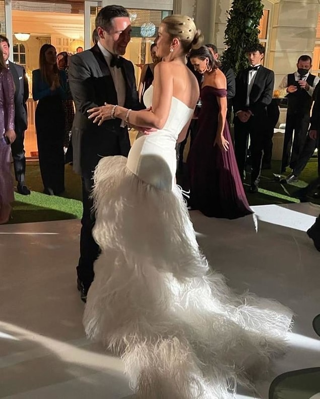 Nazlı Kayı'nın nikah töreni için tercih ettiği Oscar de la Renta imzalı straplez, tüy detaylı gelinliğin fiyatı da ayrı bir merak konusu oldu.