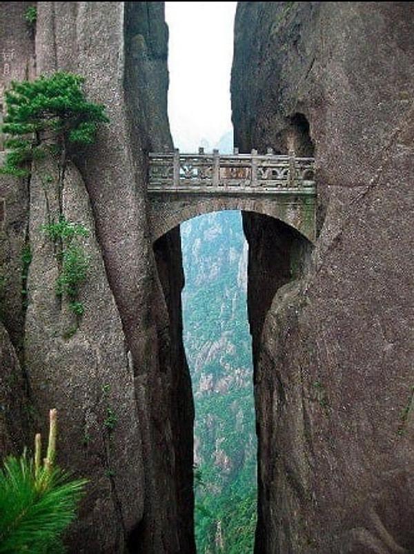7. Deniz seviyesinden 1320 metre yüksekte iki kayayı birbirine bağlayan Fairy Walking Köprüsü, Huangshan, Çin: