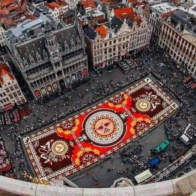 9. Belçika, Brüksel’deki Grand Place Meydanı’nda 500 bin yıldız çiçeği ve begonya ile 100 kişinin gönüllü olarak oluşturduğu 1.2 kilometrekare uzunluğundaki devasa halı tasarımı: