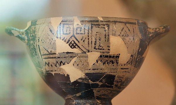 Kemasyon 168 ismi verilen bir mezarda bulunan kupa, dönemine göre müstehcen ifadeler içeriyordu.