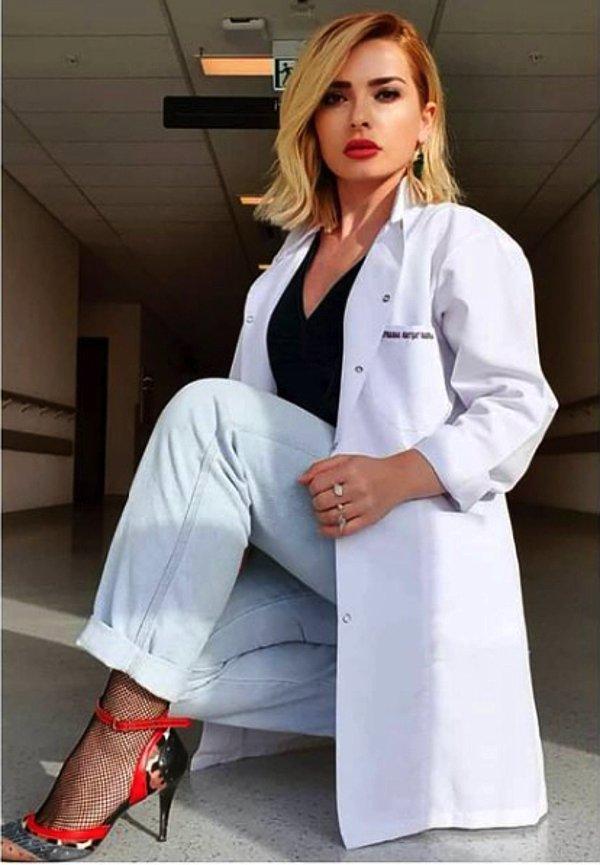 Seçtiği kıyafetlerle birlikte verdiği billboard ilanı tartışma yaratan Dr. Şükran'la ilgili negatif yorum kadar pozitif yorum da çok sosyal medyada.