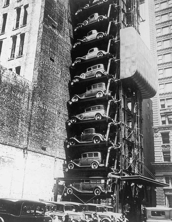 15. Ve son olarak, 1930’lı yıllarda Chicago’daki bir asansörlü otopark: