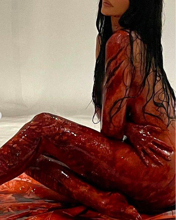 Ancak asıl tartışma yaratan bu haber değil, koleksiyon için çekilen tanıtım filmi. 24 yaşındaki Kylie Jenner, çıplak ve kan içerisindeki pozları ile şaşırttı!