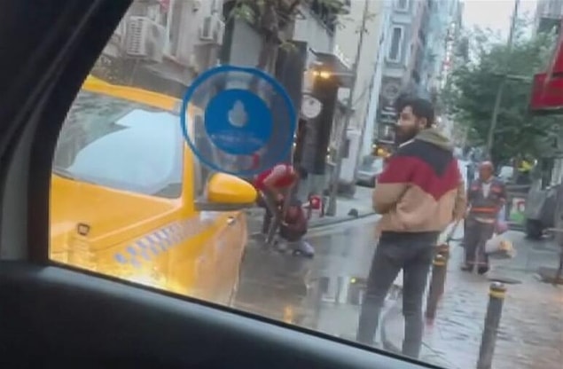 Şişli'de otelde kalan Amerikalı turist Edward W. önce resepsiyonun bilgisayarını kırdı, ardından da otel çalışanını darbetti.