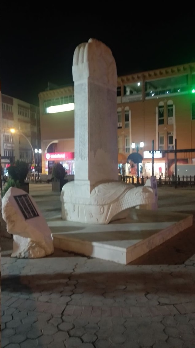 9. Ya valla Orhun yazıtları bu başka bir şey düşünme. :)