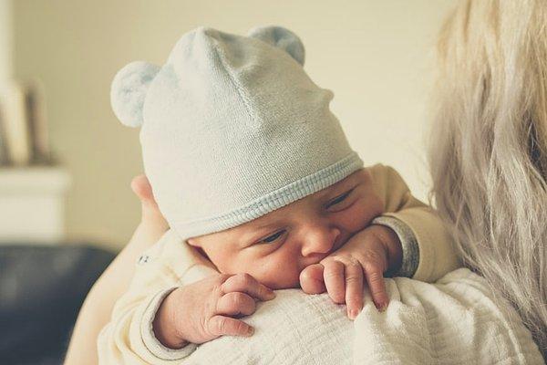 Yaklaşık 5 dakika içerisinde alınan bu ilk nefesler, bebeğin vücut ısısını dengeleyerek yüzüne renk gelmesini sağlar ve sihirli anda dünyaya merhaba derler...