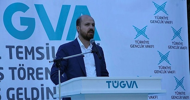 Vakfın başkanı Enes Eminoğlu olarak geçse de Yüksek İstişare Kurulu'nda Bilal Erdoğan, AKP Genel Başkan Yardımcısı Mustafa Şen, AKP İstanbul İl Başkanı Osman Nuri Kabaktepe, Esenler Belediye Başkanı Tevfik Göksu gibi isimler dikkat çekiyor.