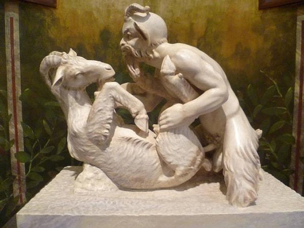 3. Bir keçi ile çiftleşen tanrı Pan'ın bir Roma heykeli.