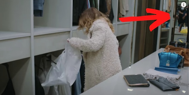 2. Derin odayı dağıtırken aynada kameramanlar beliriyor.