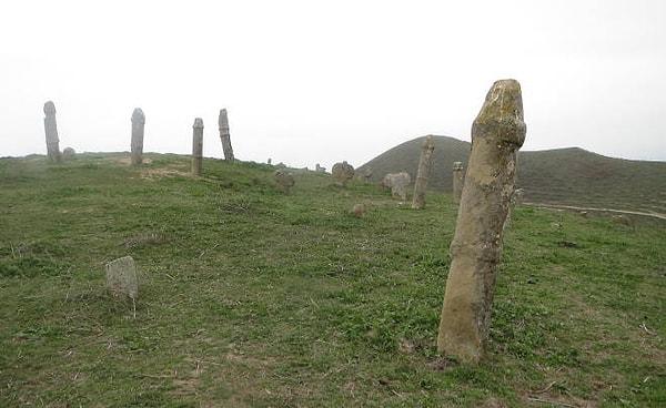 6. Kuzey İran'ın Golestan eyaletindeki Khaled Nabi mezarlığında 1700'lerden kalma mezar işaretleri.