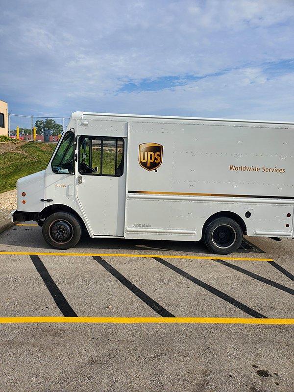 1. Koyu kahve rengine alıştığımız UPS kargonun beyaz arabası: