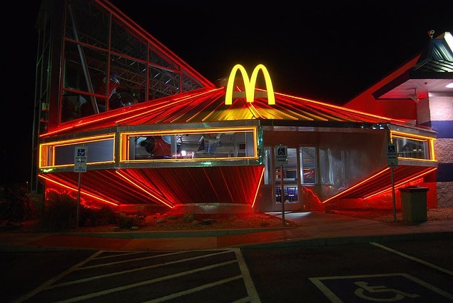 18. Adeta bir bilim kurgu filminden fırlamış McDonald's: