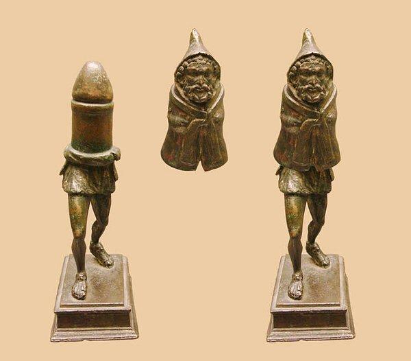 10. İki parçadan yapılmış, muhtemelen Roma bereket tanrısı Priapus'un bronz bir heykelciği.