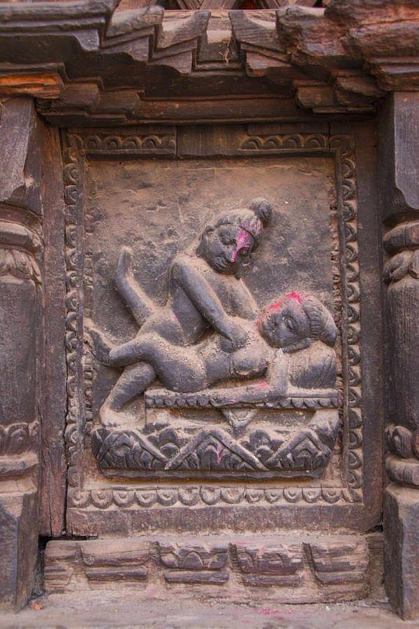 16. Bhaktapur'daki Dattatreya Tapınağı'nda eski bir cinsel heykel pozisyonu.