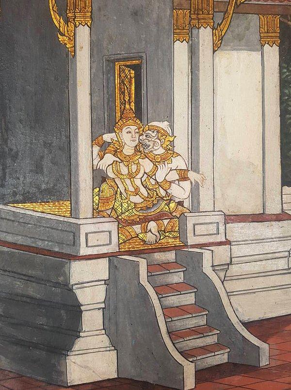 17. Bangkok, Zümrüt Buda Tapınağı'nda, Lop Buri'nin maymun kralı Hanuman'ı, düşmüş bir melek Lady Butsamali ile cinsel ilişkiden zevk alırken gösteren bir tablo.