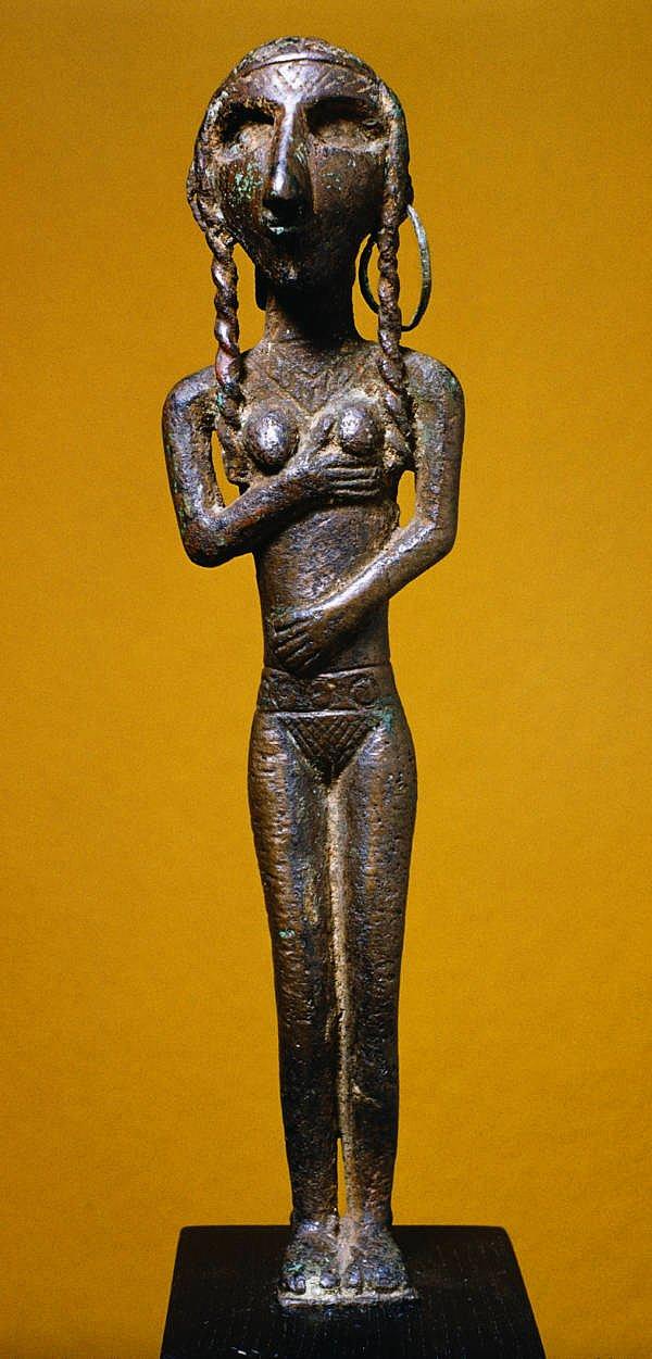 20. 1600 yıllarından kalma uzun örgülü çıplak bir tanrıçanın Hitit heykelinin önden görünümü.