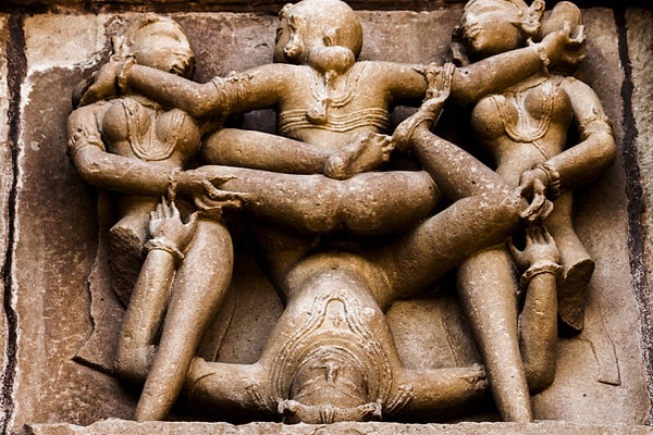 23. Hindistan, Madhya Pradesh'teki Khajuraho Tapınaklar Grubu'ndan birinin kabartması.