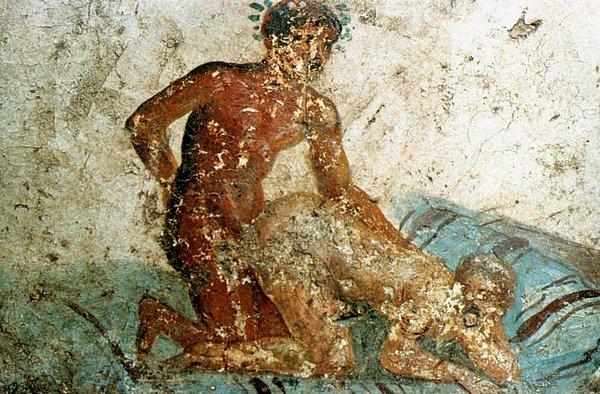 27. 1. yüzyıla ait Pompeii'de bulunan seks yapan bir çifti betimleyen erotik bir duvar resmi.